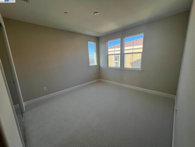 Building Photo - 1695 N Terracina Dr