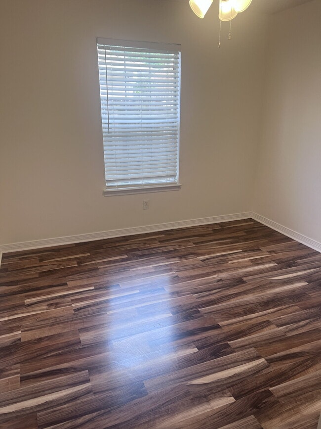 Building Photo - 1721 Colonial Ct
