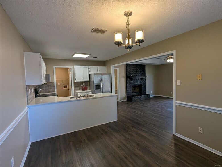 Building Photo - 5902 Carmel Dr