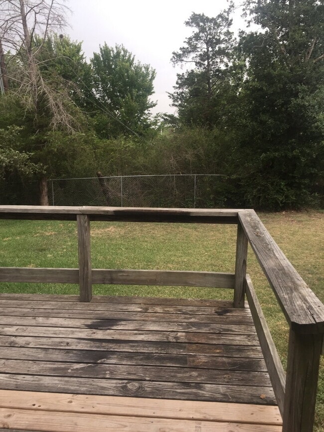 Building Photo - Great 3 bedroom situated next to Blinn College's parking lot!