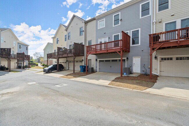 Building Photo - Townhouse - 4 Beds - 4 Bath