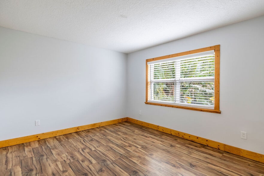 Building Photo - 715 20th St