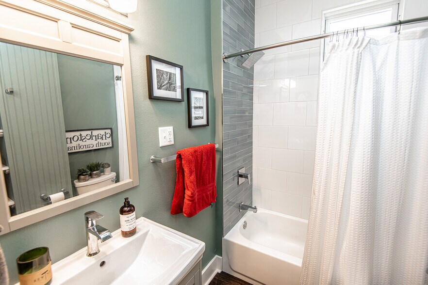 Building Photo - 1014 E Pearson St