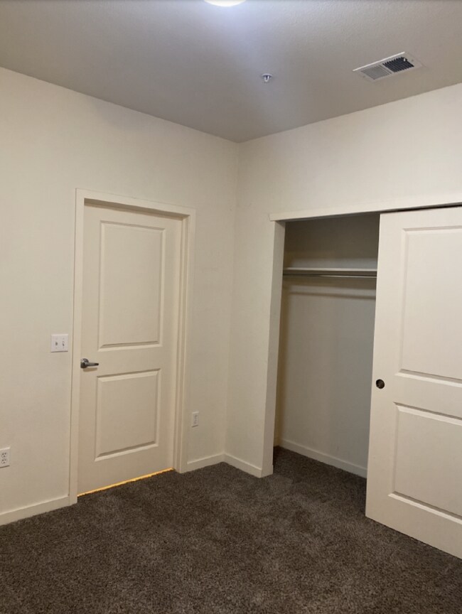 Building Photo - Convenient and Spacious 2BR/2BA in Park Hill of Denver AVAIL 2/10