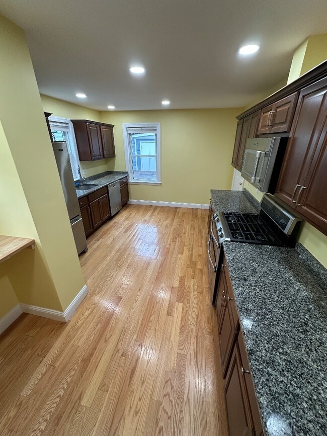 Building Photo - 151 Edinboro St