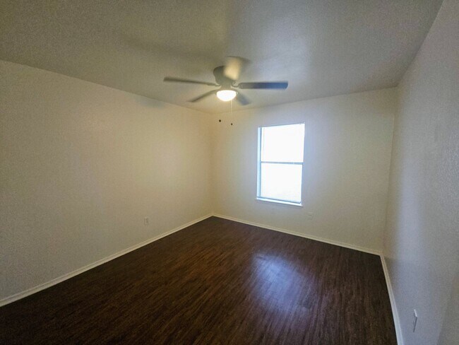 Building Photo - Perfect location in NRH!  Awesome duplex w...