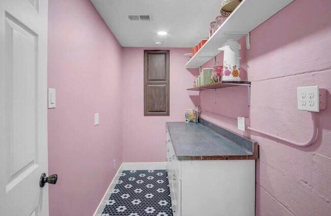 Building Photo - Beautiful 3 Bedroom Home in Quiet Newton Ks