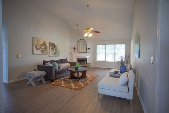 Building Photo - "Charming 4-Bedroom Retreat with Guest Suite & 3 Baths in Murfreesboro!"