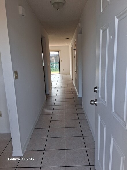 Building Photo - 2025 Caribbean Dr S