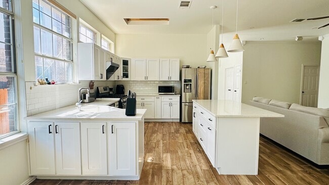 Building Photo - 2310 Falcon Dr