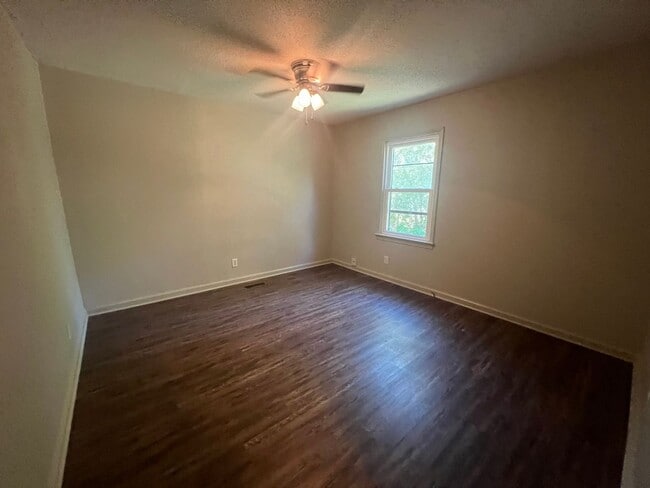 Building Photo - 3 bedroom 2 bathroom home