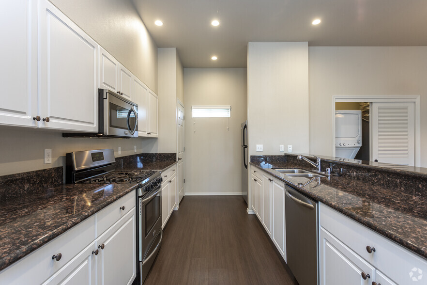 2/2 Up Kitchen - Harbor Pointe Apartments