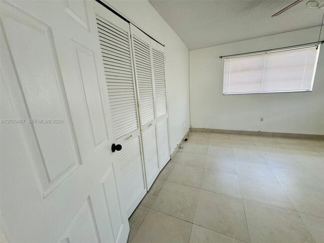 Building Photo - 215 NW 35th Ave