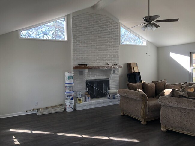 Building Photo - 3BD 1.5 BA HOUSE with Bonus Room  AVAILABL...