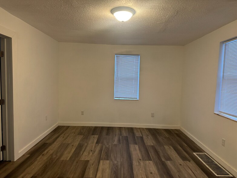 Building Photo - 203 Roan Ave