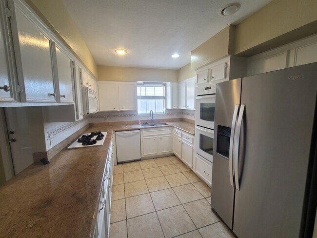 Building Photo - 2626 Beluche Dr