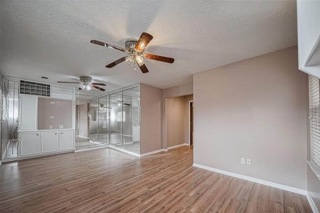 Building Photo - 4015 Black Locust Dr