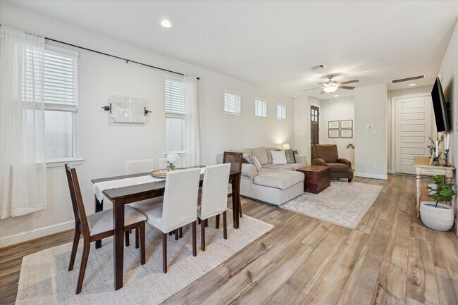 Building Photo - 9804 Rugged Oaks Dr