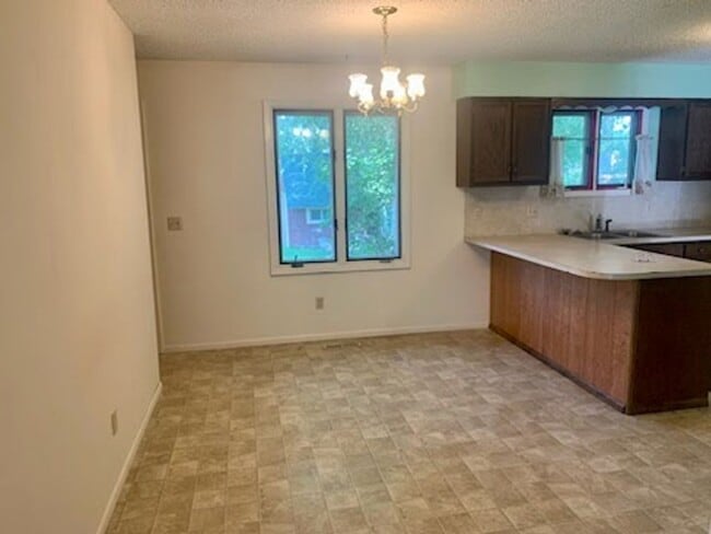 Building Photo - Spacious Heights 3 Bed!