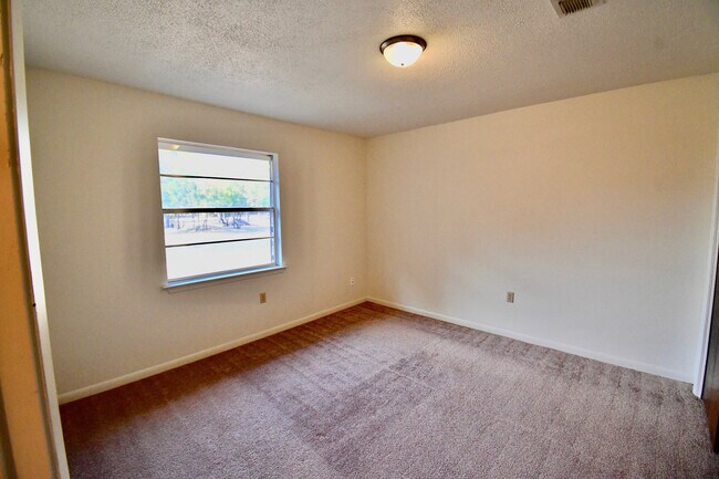 Building Photo - Gorgeous 4 Bedroom 2 Bathroom Kempner Home!