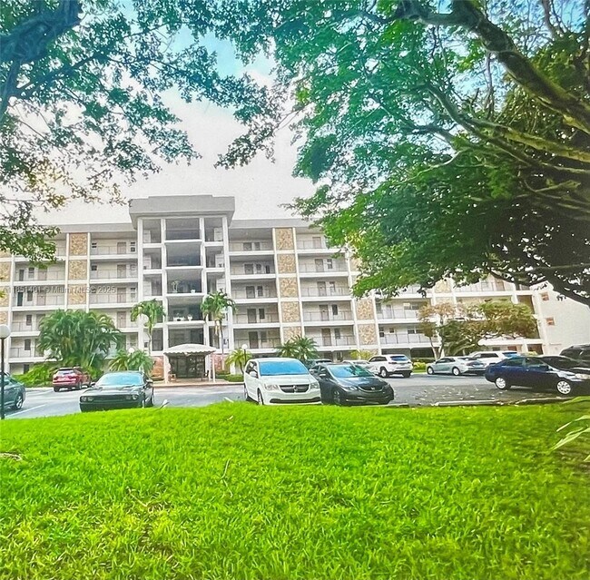 Building Photo - 2801 N Palm Aire Dr