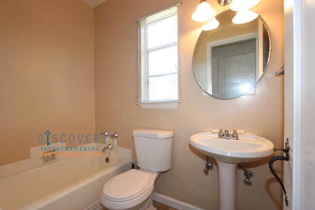 Building Photo - Oakmore Ranch Style Home