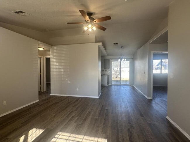 Building Photo - 2412 W Sweetbay Ave