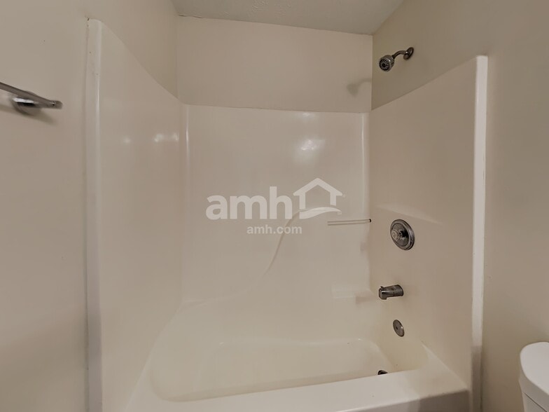 Building Photo - 910 Harbins View Dr