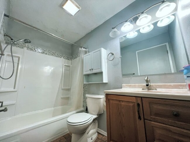 Building Photo - Spacious & Bright Top Floor Condo in East Anchorage, Close to Base + W/D In Unit!