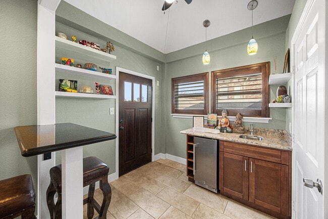 Building Photo - 202 E 7th St