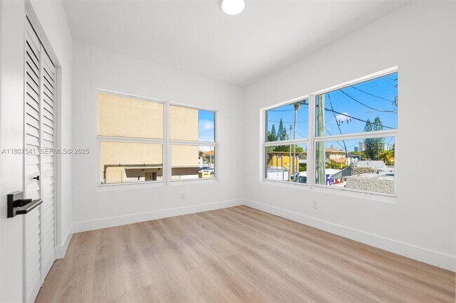 Building Photo - 403 SW 12th Ave