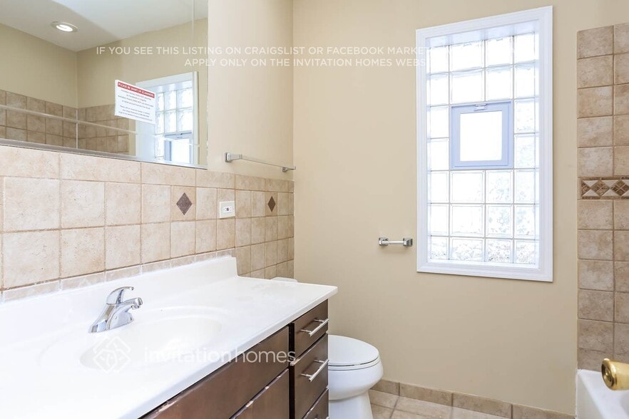 Building Photo - 6209 N Maplewood Ave