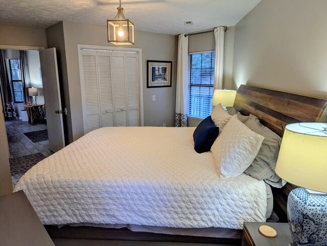 Building Photo - 842 Alpine Dr