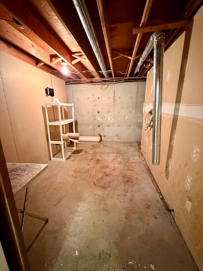 Building Photo - Amazing 3bed/2 bath with finished basement.