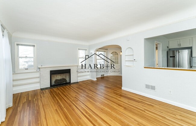 Building Photo - 116 16th Ave NW