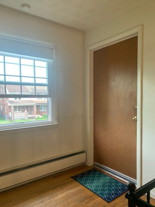 Building Photo - 2nd Floor 2 Bedroom Apartment W/ Parking Suburban SD