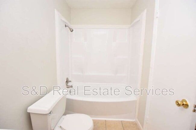 Building Photo - 1015 E Tee Cir