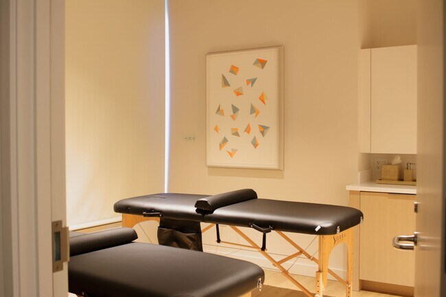 Building Photo - Central AC. Two Swimming Pools. Ocean view. (RRLLC)