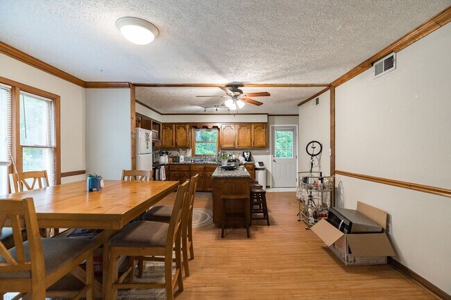 Building Photo - Awesome 5-Points corner Condo!