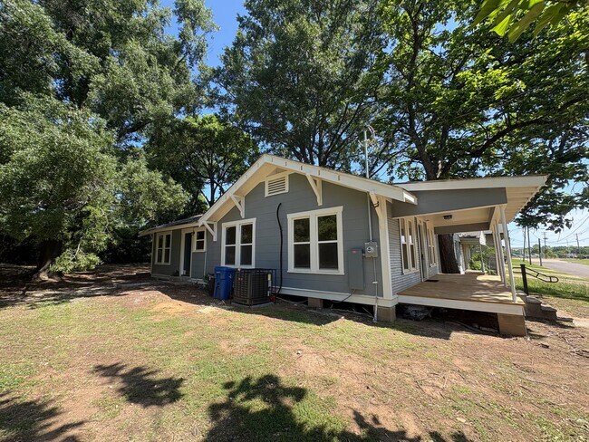 Building Photo - Gorgeous fully remodeled 3 bed/1.5 bath Craftsman-style Bungalow