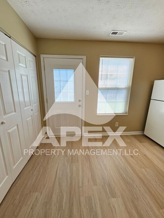 Building Photo - MOVE-IN SPECIAL,NO RENT TIL JUNE 1ST! - Nice 2 Bd | 1.5 Ba Townhouse in West Knox Condo Community!