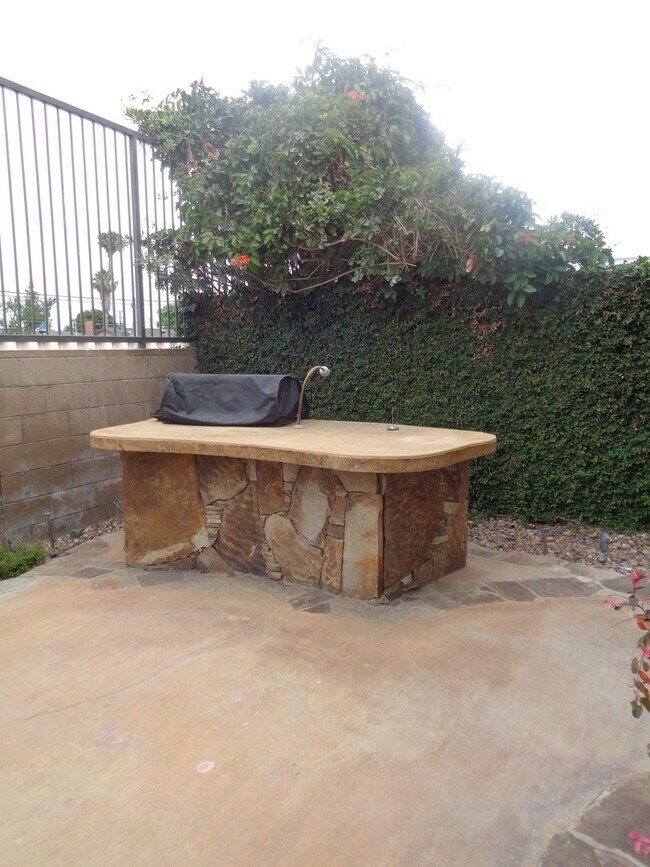 Building Photo - Custom executive home in gated community 1...