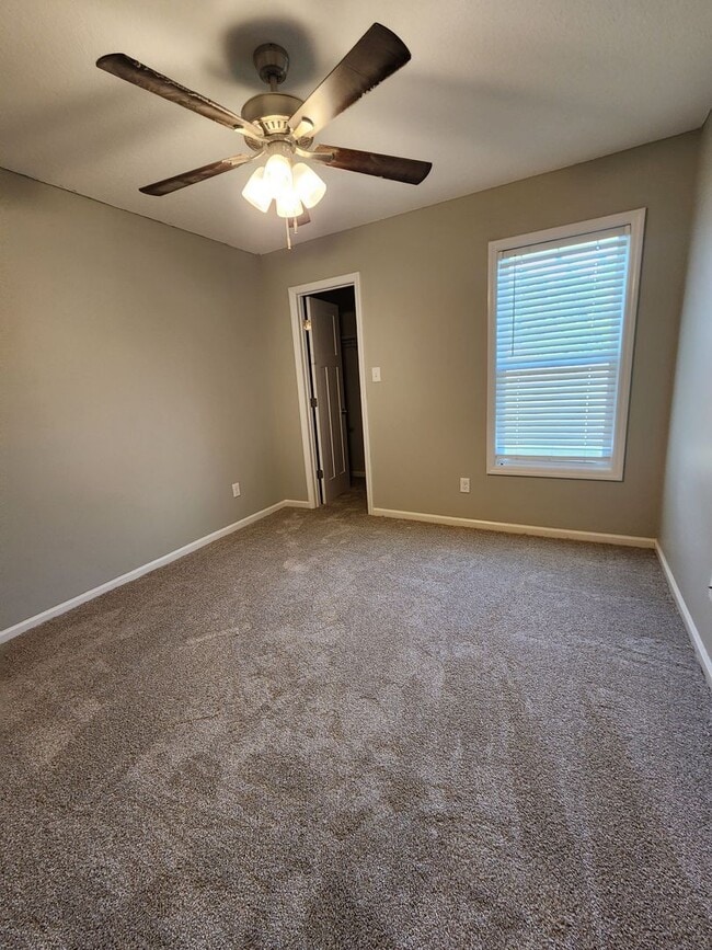 Building Photo - $500 Discount on Move-in Spacious & Inviting 3-Bedroom Home with Fenced Yard, Open Layout & Moder...