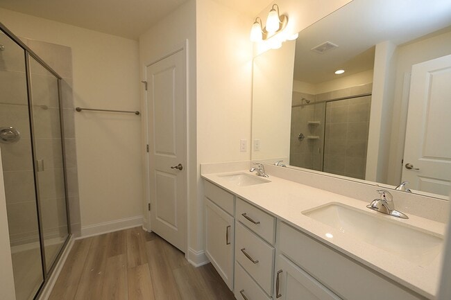 Building Photo - Immaculate End Unit Townhome in Research Triangle Park