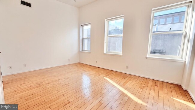 Building Photo - 136 N 3rd St