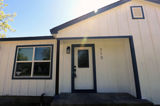 Building Photo - 713 Churchill Dr