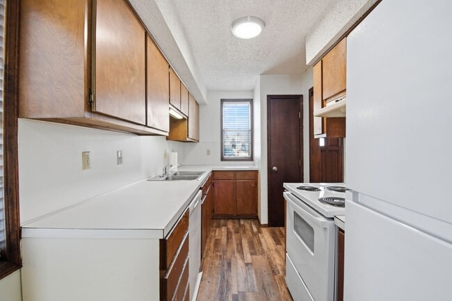 Building Photo - Newly Remodeled Duplex in Grove | Immediate Move In