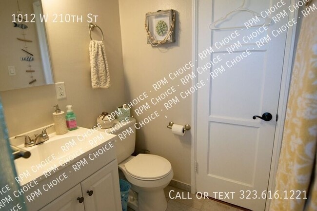 Building Photo - 1012 W 210th St