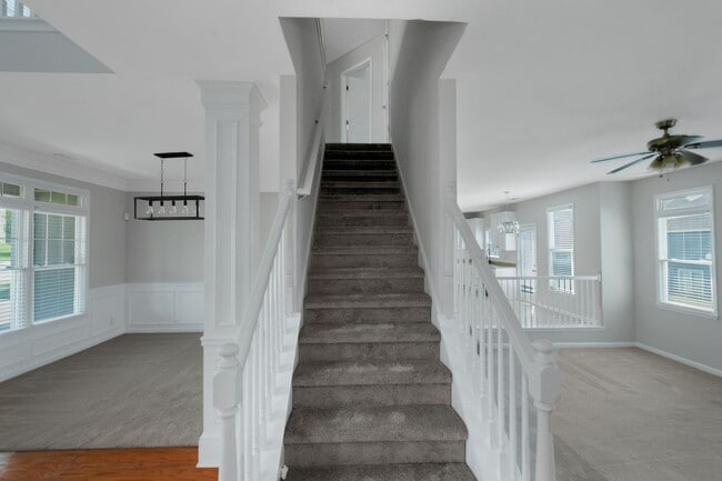 Building Photo - Beautiful large 4-bedroom home