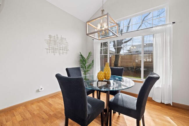 Building Photo - Immaculate 3 bed with lg fenced yard